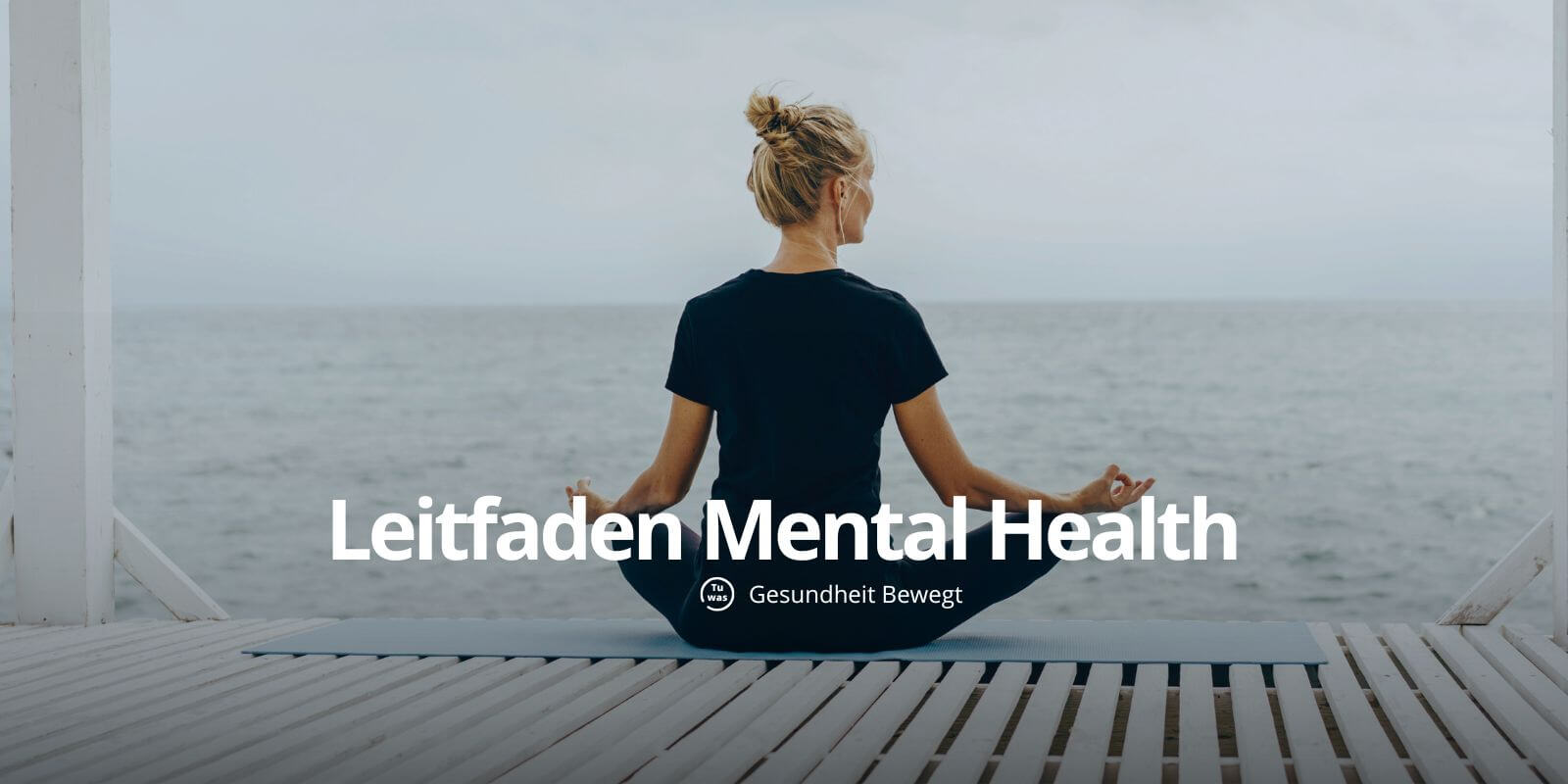 Frau-entspannt_auf-steg-yoga-mental-health-gesundheit-bewegt