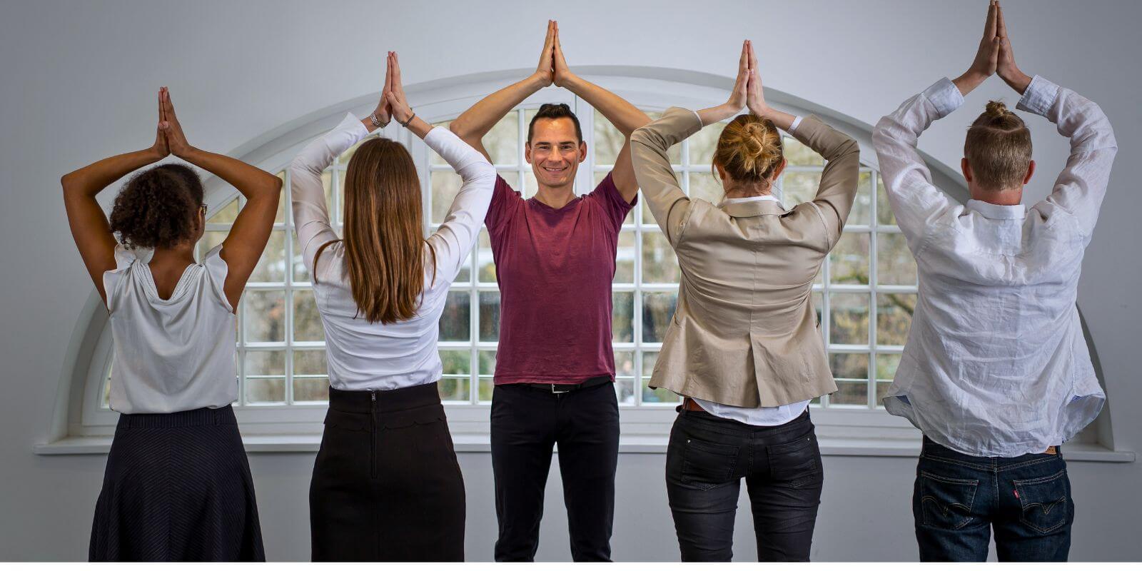 Gruppe-business-yoga-menschen-florian-sprater