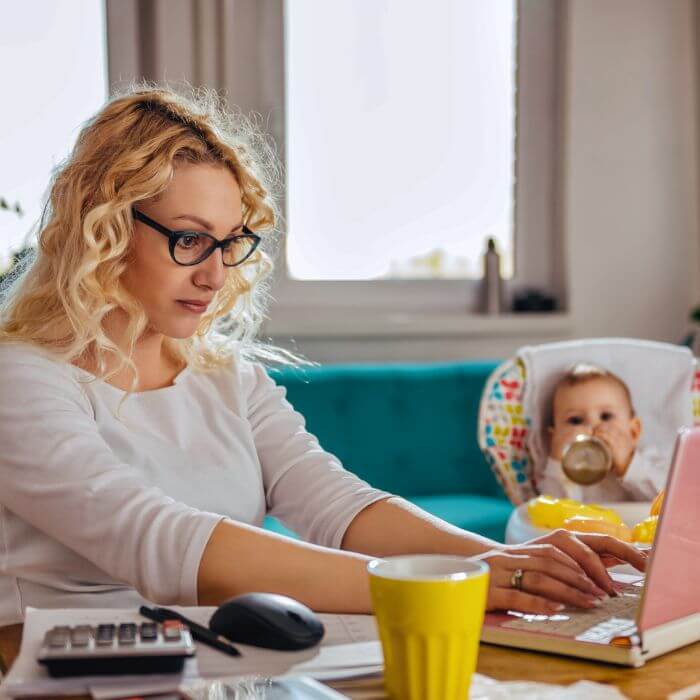 frau-mit-kind-schreibtisch-homeoffice-life-balance-bgf-aufgabe