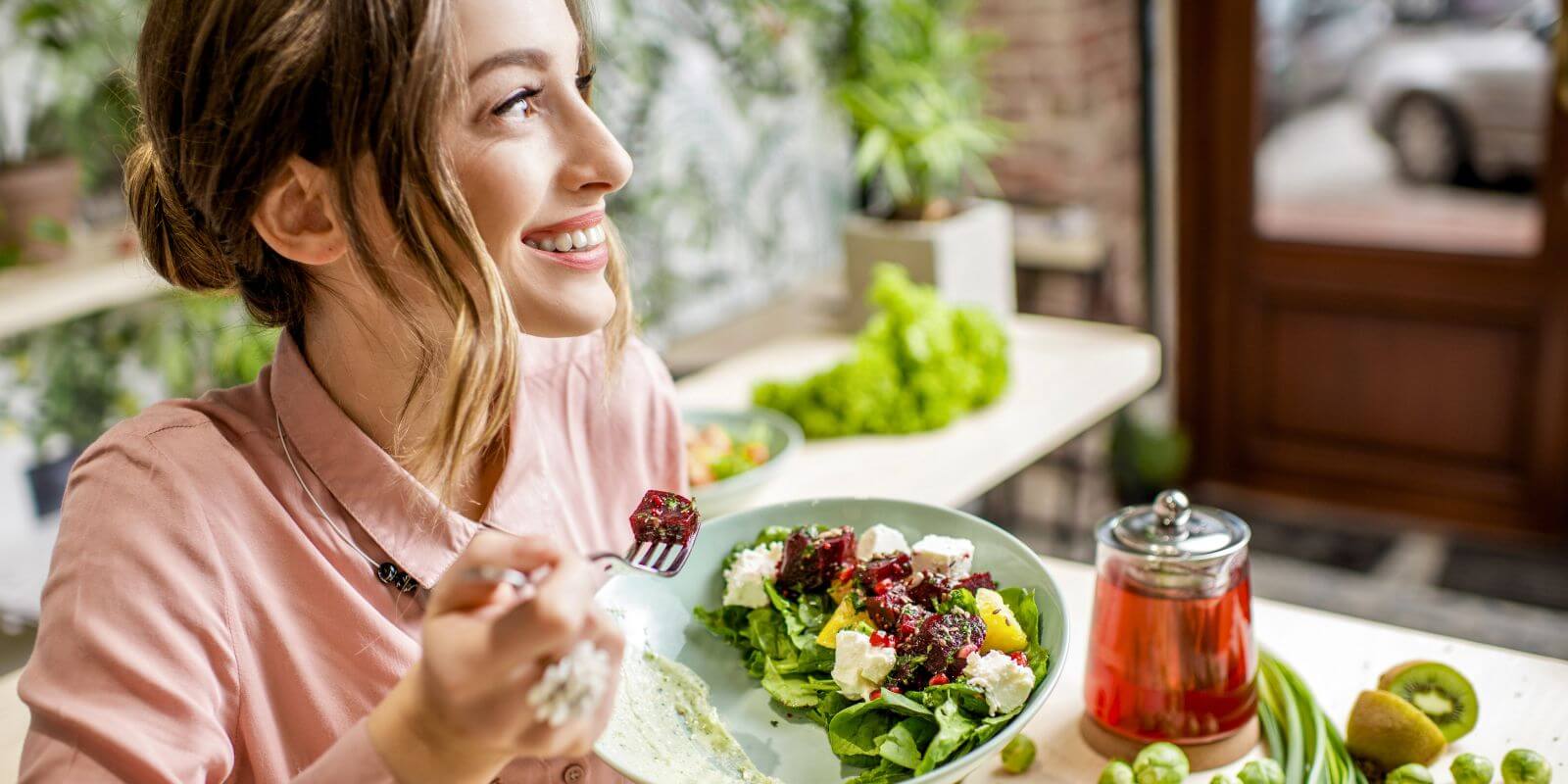 frau-laechelt-gesundes-essen-abnehmen-praeventionskursangebot